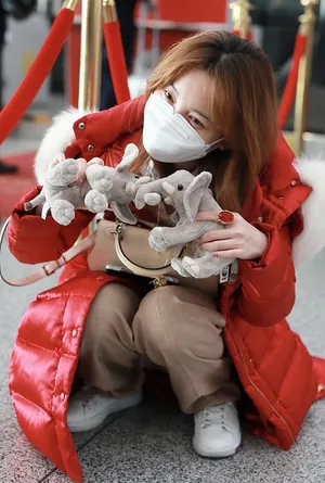 金莎红羽绒服甜美可爱机场照图片_3