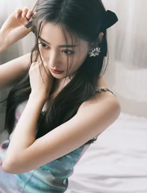 张天爱复古深V短裙美腿性感写真图片