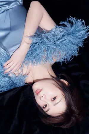 杨紫轻盈羽毛裙生日写真图片_2