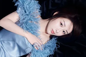 杨紫轻盈羽毛裙生日写真图片_4