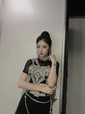 赵粤流苏耳坠后台自拍照图片_6