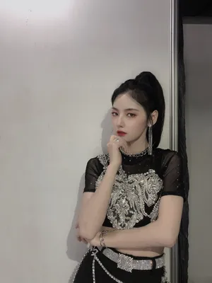 赵粤流苏耳坠后台自拍照图片_7