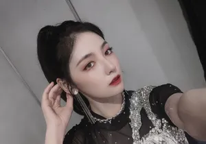 赵粤流苏耳坠后台自拍照图片_11
