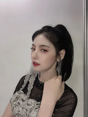 赵粤流苏耳坠后台自拍照图片_12