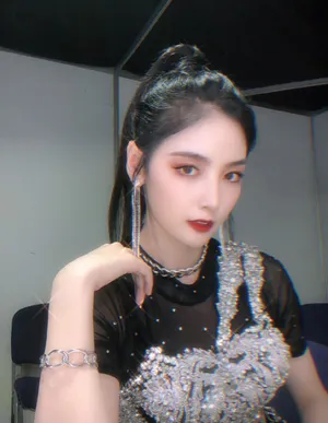 赵粤流苏耳坠后台自拍照图片_14