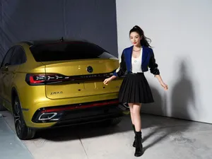 张雨绮酷美性感车拍代言写真图片_2