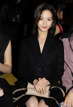李庚希普拉达活动照时尚性感写真_1
