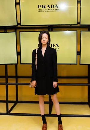 李庚希普拉达活动照时尚性感写真_3
