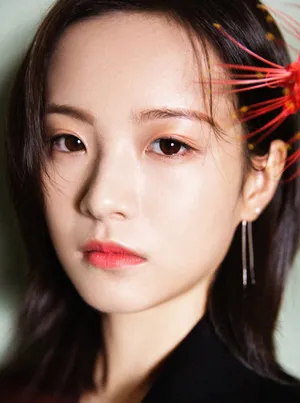 李庚希普拉达活动照时尚性感写真_7