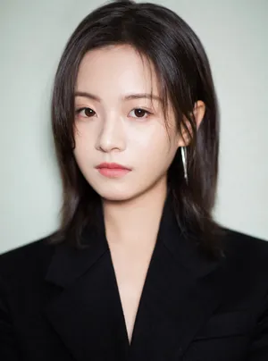 李庚希普拉达活动照时尚性感写真_9