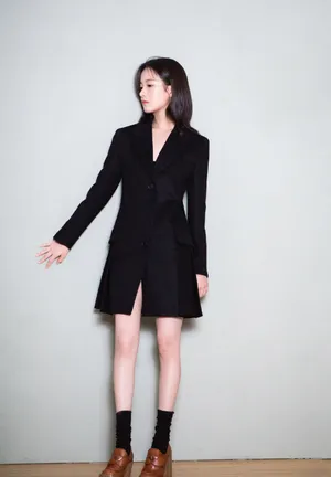 李庚希普拉达活动照时尚性感写真_11