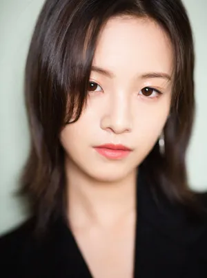 李庚希普拉达活动照时尚性感写真_15