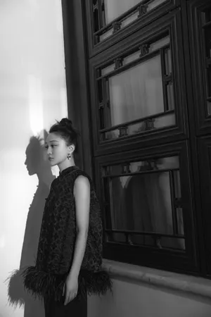 周迅羽毛旗袍冷艳优雅写真图片_2