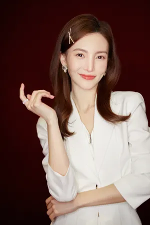 金晨白衣露脐装性感写真图片