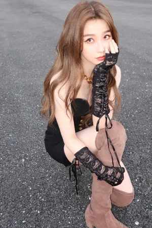 虞书欣黑色连体裤性感写真图片