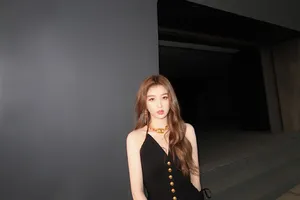 虞书欣黑色连体裤性感写真图片_4