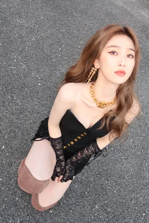 虞书欣黑色连体裤性感写真图片_5
