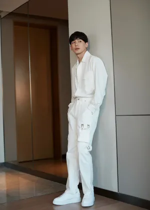 白宇白色工装服帅气写真图片_3