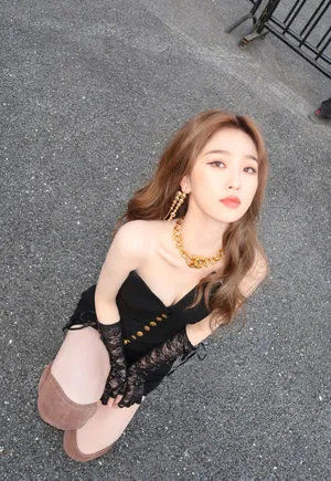虞书欣露肩连体裤性感妩媚写真图片