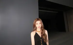 虞书欣露肩连体裤性感妩媚写真图片