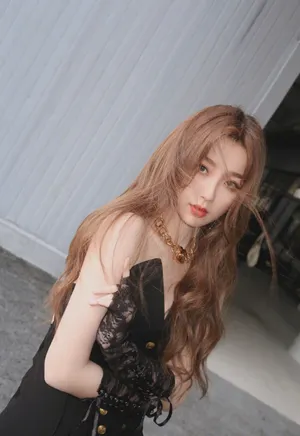 虞书欣露肩连体裤性感妩媚写真图片_3