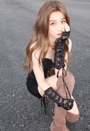 虞书欣露肩连体裤性感妩媚写真图片_4