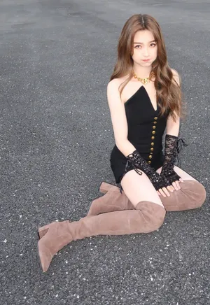 虞书欣露肩连体裤性感妩媚写真图片_5