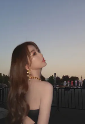 虞书欣露肩连体裤性感妩媚写真图片_7