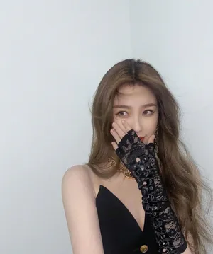 虞书欣露肩连体裤性感妩媚写真图片_8