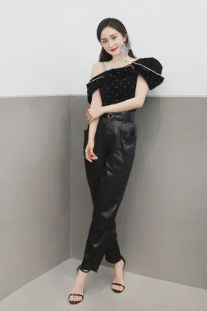 杨幂夸张蝴蝶耳饰摩登性感写真图片_3