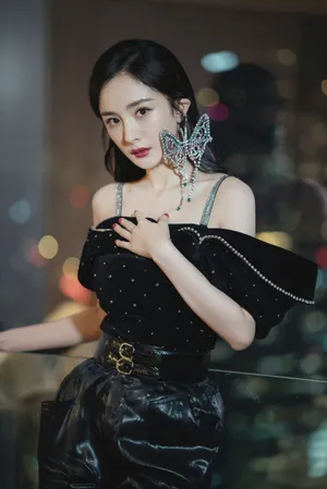杨幂夸张蝴蝶耳饰摩登性感写真图片_4