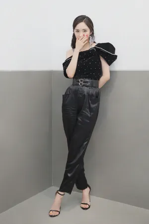 杨幂夸张蝴蝶耳饰摩登性感写真图片_5