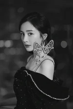 杨幂夸张蝴蝶耳饰摩登性感写真图片_6