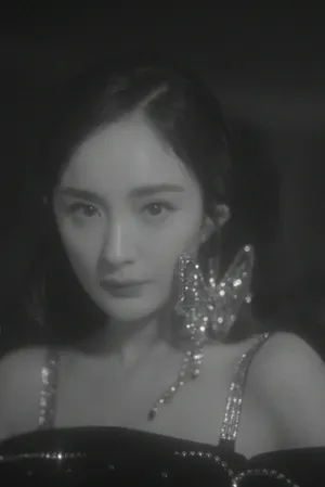 杨幂夸张蝴蝶耳饰摩登性感写真图片_7