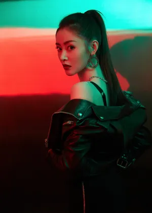 张天爱黑色皮衣酷美写真图片