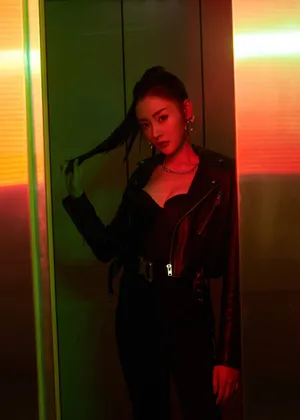 张天爱黑色皮衣酷美写真图片_2