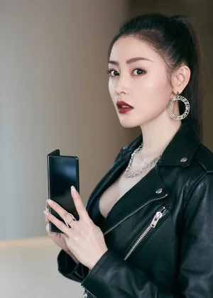 张天爱黑色皮衣酷美写真图片_5