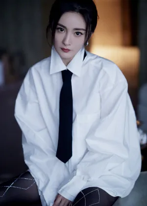 杨幂白衬衣丝袜酷美撩人写真图片_1