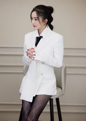 杨幂白衬衣丝袜酷美撩人写真图片_4