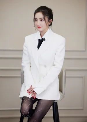 杨幂白衬衣丝袜酷美撩人写真图片_5