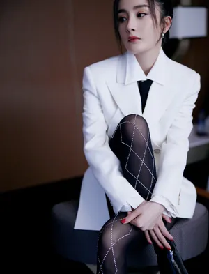 杨幂白衬衣丝袜酷美撩人写真图片_11