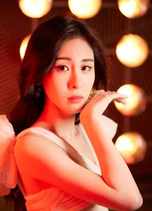 张碧晨白裙性感柔美写真图片