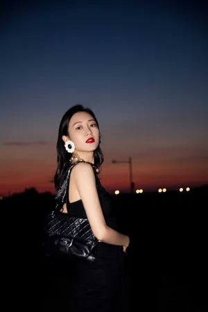 王鸥性感红唇夜拍图片