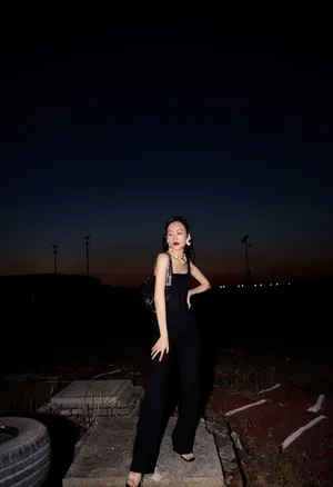王鸥性感红唇夜拍图片_3
