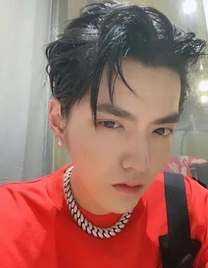 吴亦凡黑t短袖帅气庆生帅照图片_1