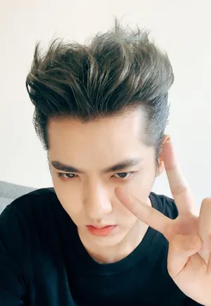 吴亦凡黑t短袖帅气庆生帅照图片_3