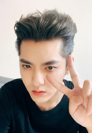 吴亦凡黑t短袖帅气庆生帅照图片_4
