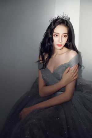 迪丽热巴水钻纱裙美背性感撩人写真图片_2