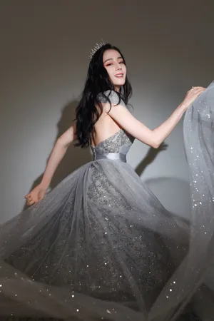 迪丽热巴水钻纱裙美背性感撩人写真图片_5