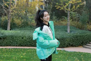 宣璐绿色羽绒服温暖写真图片